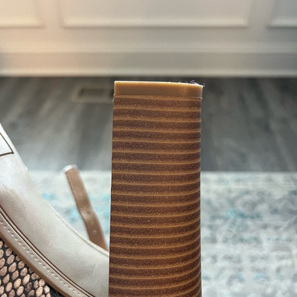 Elegant Snakeskin Patterned Heels - Picture 5 of 5